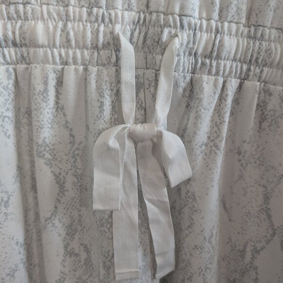 NWT Daily Ritual Supersoft Short-Sleeve V-Neck Romper White & Gray Snake Print L - Picture 6 of 11